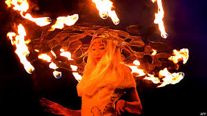 Ngoạn hỏa tự phần (玩火自焚)